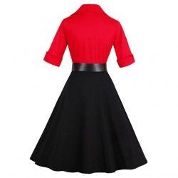 Vestido de estilo vintage rojo y negro con cuello, mangas y un cinturón negro ancho