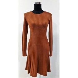Vestido de tendencia cómodo y versátil en tejido de ochos en color camel